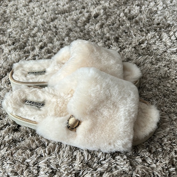 Fireside slippers size 10 good condition cream color!! - Picture 2 of 4